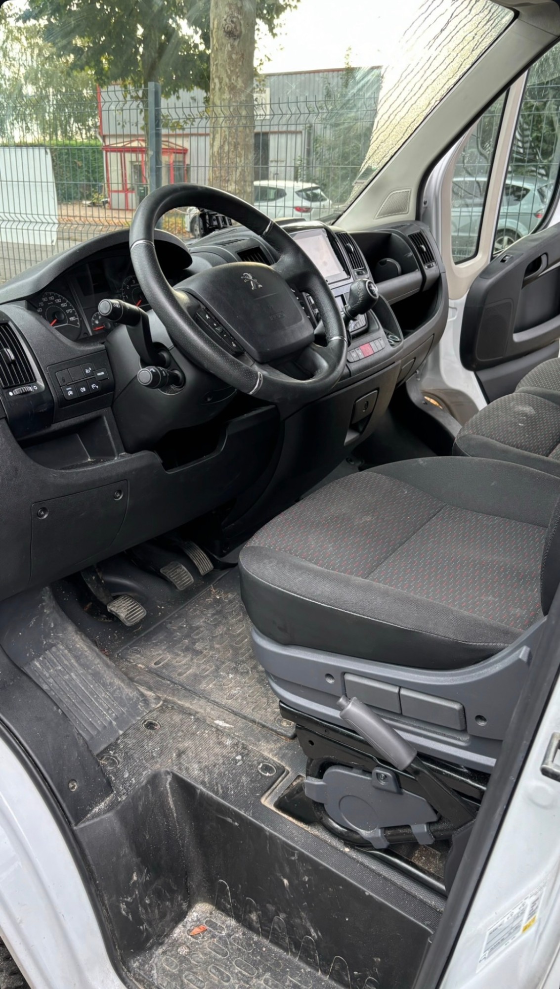 Avant nettoyage Peugeot Boxer — sol et volant sales