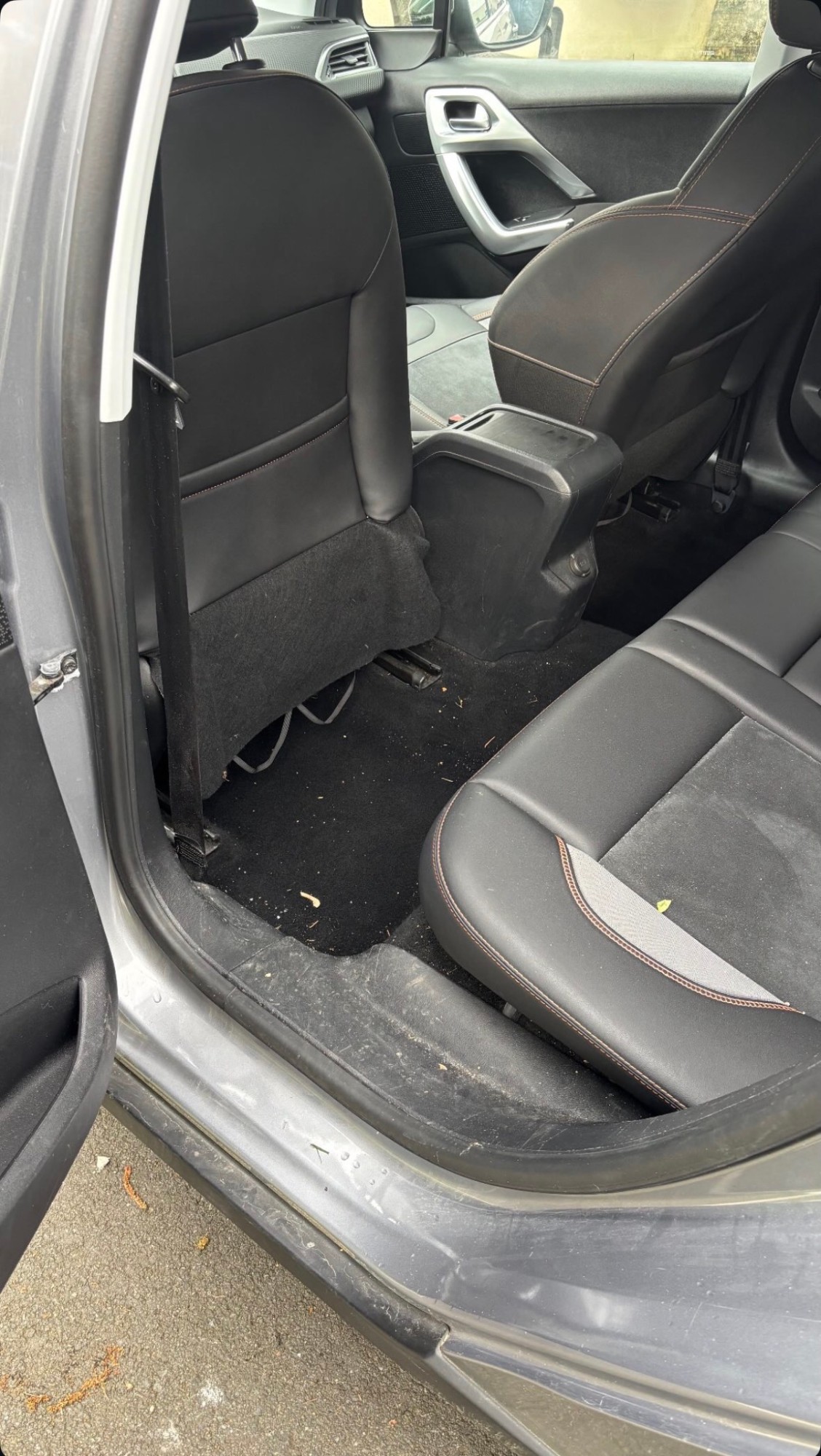 Avant nettoyage Kia — siège sale