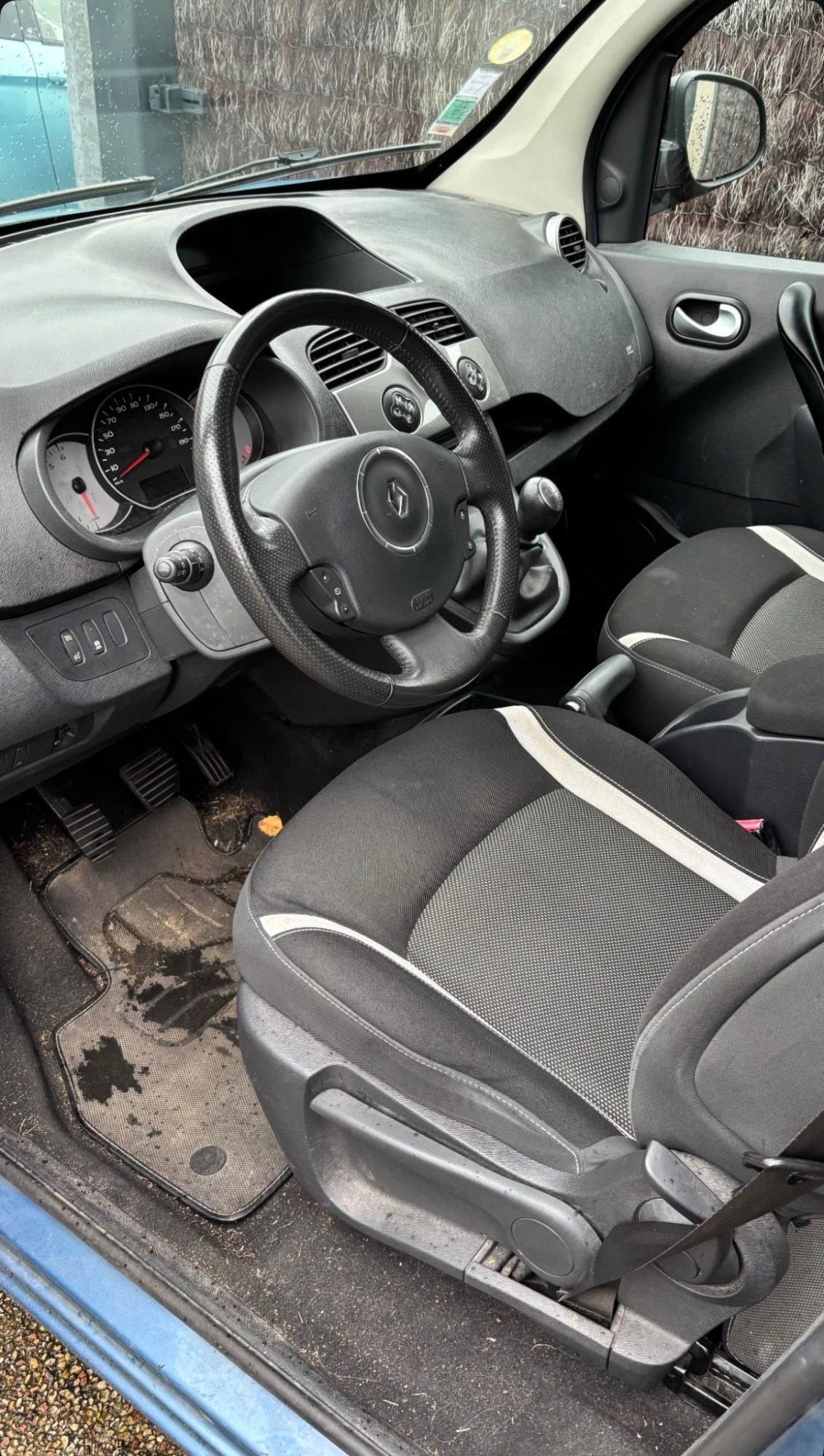 Avant nettoyage Twingo — tapis souillés
